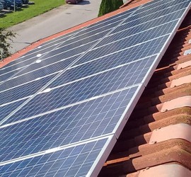 PV anlage 7KWp auf Dach Montage - auf einem Betriebs und Wohngebäude